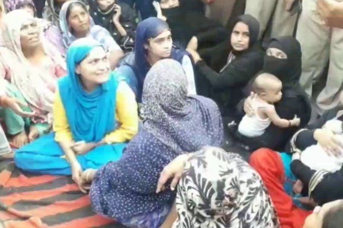 फिरोजाबाद में भीड़ के द्वारा युवक को पीट-पीटकर मौत के घाट उतारा फिरोजाबाद में भीड़ के द्वारा युवक को पीट-पीटकर मौत के घाट उतारा