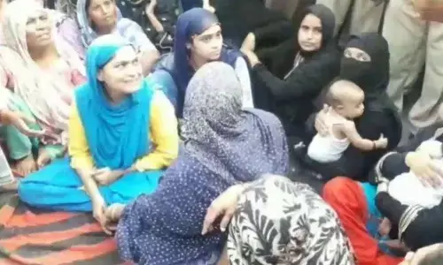 फिरोजाबाद में भीड़ के द्वारा युवक को पीट-पीटकर मौत के घाट उतारा फिरोजाबाद में भीड़ के द्वारा युवक को पीट-पीटकर मौत के घाट उतारा