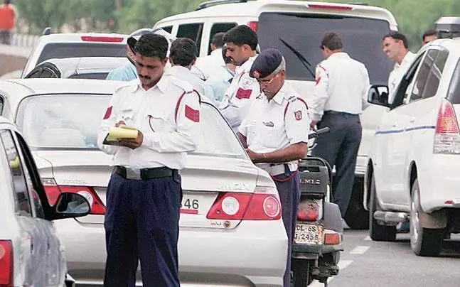 New Motor Vehicles Act: दिल्ली में अगर पुलिसवालों ने तोड़े ट्रैफिक नियम तो भुगतने होंगें गंभीर परिणाम