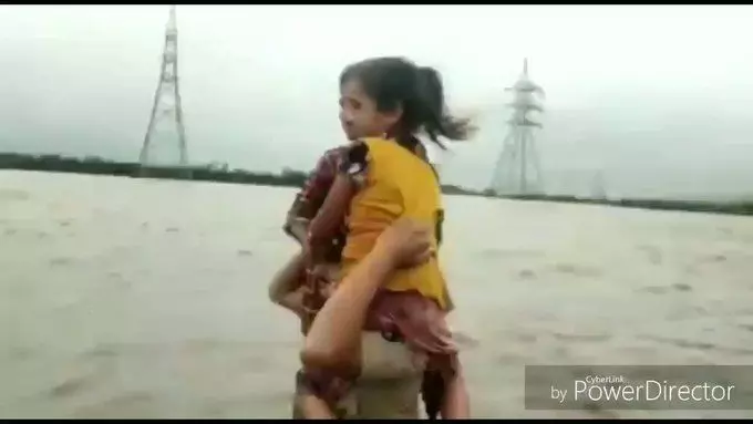 बाढ में किस तरह इस पुलिस के सिपाही ने बचाई बच्चों की जान बाढ में किस तरह इस पुलिस के सिपाही ने बचाई बच्चों की जान