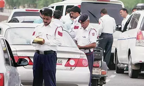 आज से बदल गए ट्रैफिक के नियम, मिली मोबाइल देखने की छूट, अब इन बातों के लिए नहीं कटेगा चालान आज से बदल गए ट्रैफिक के नियम, मिली मोबाइल देखने की छूट, अब इन बातों के लिए नहीं कटेगा चालान