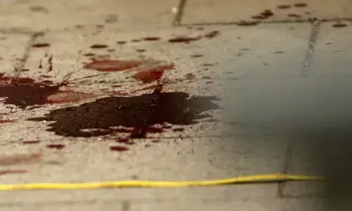 बीच सड़क पर काटा पत्नी का गला फिर पुलिस थाने में किया सरेंडर बीच सड़क पर काटा पत्नी का गला फिर पुलिस थाने में किया सरेंडर