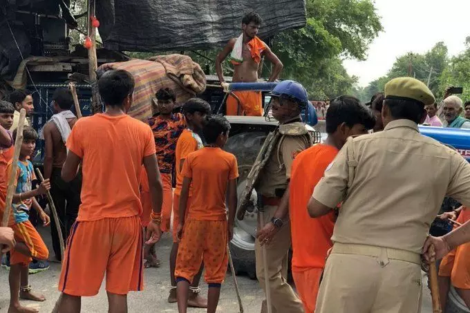 यूपी के बदायूं में कांवड़ियों पर उपद्रवियों ने किया जमकर पथराव, कई घायल