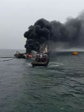 जगुआर जहाज में लगी भीषण आग मेें 28 बचाए गए 1 लापता , देखें VIDEO