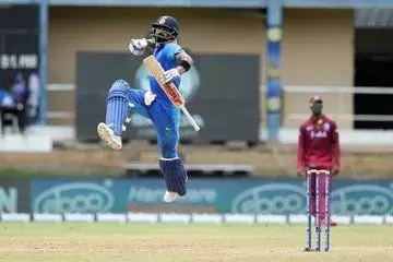 कोहली का कहर, 42 शतक जड़कर तोड़ा सचिन का ये वर्ल्ड रिकॉर्ड कोहली का कहर, 42 शतक जड़कर तोड़ा सचिन का ये वर्ल्ड रिकॉर्ड