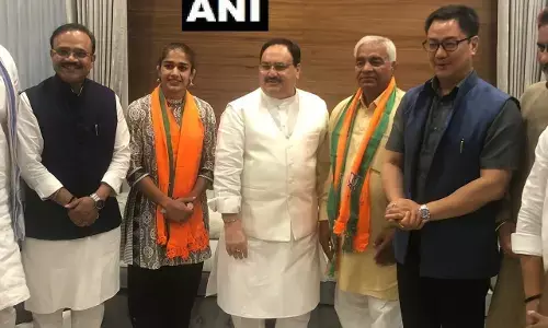 कुश्ती खिलाड़ी बबीता फोगाट और महावीर फोगाट भाजपा में हुए शामिल
