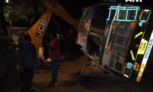 दर्दनाक हादसा: बदायूं में एक ट्रक के के खोके पर पलट जाने से नौ लोगों की मौत, छह घायल