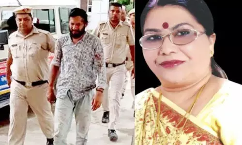 भीड़ से निकलकर आया युवक और बीजेपी की महिला विधयाक के गाल पर जड़ दिया थप्पड़ भीड़ से निकलकर आया युवक और बीजेपी की महिला विधयाक के गाल पर जड़ दिया थप्पड़