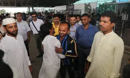 ढाई साल जहन्नुम सी जिंदगी बितायी फिर ख़ुदा बन कर आये सीएम रघुवर दास, ईद पर बिछुड़े भाइयों को मिला दिया