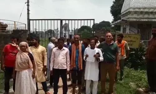 जर्जर विद्युत व्यवस्था ने तोड़ा ग्रामीणों के धैर्य का बांध ,ऊर्जा मंत्री के त्योहारों पर निर्बाध विद्युत आपूर्ति के आदेश को भी किया अधिकारियों ने किया दरकिनार