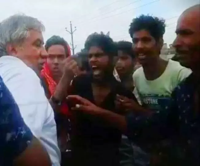 बाइकर्स गैंग ने पूर्व आईपीएस को बीच सड़क पर जमकर पीटा , थानेदार ने सीमा का हवाला दे छुडाया पिंड