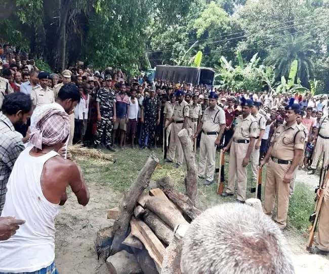 पांच वर्ष तक जिंदगी से लड़ते हार गया जितेंद्र,राजकीय सम्मान के साथ दी गई शहीद को अंतिम विदाई पांच वर्ष तक जिंदगी से लड़ते हार गया जितेंद्र,राजकीय सम्मान के साथ दी गई शहीद को अंतिम विदाई