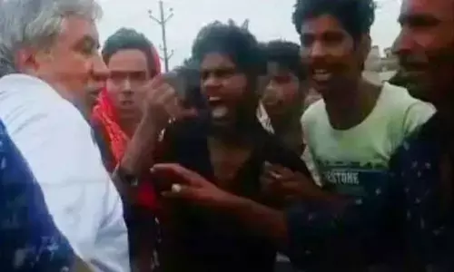 बाइकर्स गैंग ने पूर्व आईपीएस को बीच सड़क पर जमकर पीटा , थानेदार ने सीमा का हवाला दे छुडाया पिंड