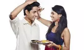 रक्षाबंधन पर बहन भाई के मस्तक के बीच में लगाये तिलक, इन रहस्यो में छुपा है तिलक लगाने का राज