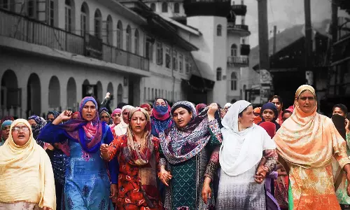 आर्थिक मोर्चे में लगातार लुढ़कती सरकार को क्यों चाहिए कश्मीर कश्मीर!