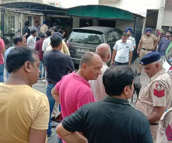 पीजी के बंद कमरे में मिली दो बहनों की लाश, इलाके में मचा हड़कंप पीजी के बंद कमरे में मिली दो बहनों की लाश, इलाके में मचा हड़कंप