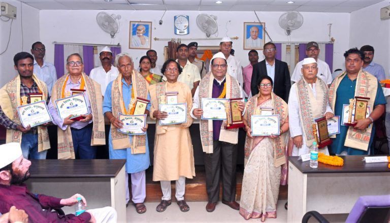 रंगारंग कार्यक्रमों के बीच जिला प्रशासन ने कईयों को किया सम्मानित रंगारंग कार्यक्रमों के बीच जिला प्रशासन ने कईयों को किया सम्मानित