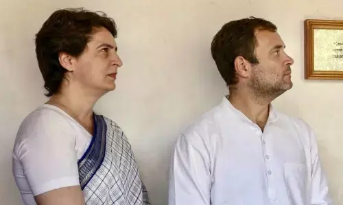 राहुल गांधी की राखी बंधवाते तस्वीर दिखाने पर BJP विधायक ने घोषित किया इनाम राहुल गांधी की राखी बंधवाते तस्वीर दिखाने पर BJP विधायक ने घोषित किया इनाम