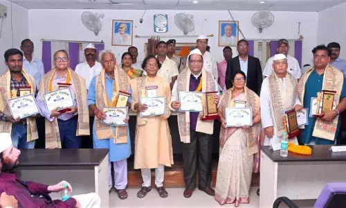 रंगारंग कार्यक्रमों के बीच जिला प्रशासन ने कईयों को किया सम्मानित रंगारंग कार्यक्रमों के बीच जिला प्रशासन ने कईयों को किया सम्मानित