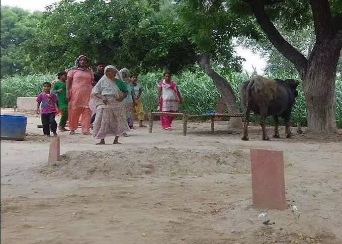 यूपी इस गाँव में किया जाता है घर में मुदों को दफन, घर में कब्र बनने के कारण रिश्तेदार भी आने से डरते है!