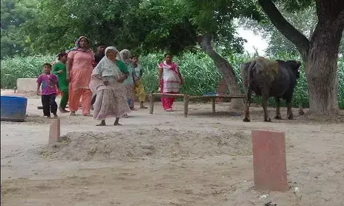 यूपी इस गाँव में किया जाता है घर में मुदों को दफन, घर में कब्र बनने के कारण रिश्तेदार भी आने से डरते है! यूपी इस गाँव में किया जाता है घर में मुदों को दफन, घर में कब्र बनने के कारण रिश्तेदार भी आने से डरते है!