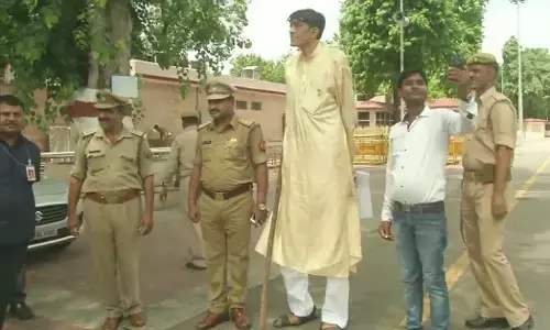 देश के सबसे लंबे शख्स की योगी सरकार से गुहार, इलाज में मदद करे देश के सबसे लंबे शख्स की योगी सरकार से गुहार, इलाज में मदद करे