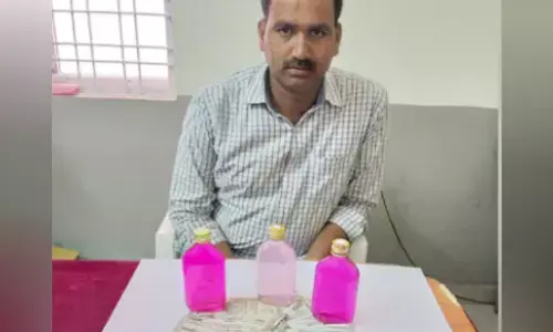 स्वतंत्रता दिवस पर सर्वश्रेष्ठ कॉन्स्टेबल का पुरस्कार पाने वाला पुलिसकर्मी घूस लेते हुए पकड़ाया स्वतंत्रता दिवस पर सर्वश्रेष्ठ कॉन्स्टेबल का पुरस्कार पाने वाला पुलिसकर्मी घूस लेते हुए पकड़ाया