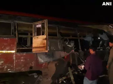 महाराष्ट्र में बड़ा सड़क हादसा: बस और कंटेनर ट्रक की टक्कर, 15 की मौत, 35 घायल
