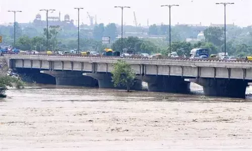 नोएडा - यमुना में जलस्तर बढ़ने से नोएडा के इन इलाकों में बाढ़ का खतरा, सतर्क रहने की सलाह नोएडा - यमुना में जलस्तर बढ़ने से नोएडा के इन इलाकों में बाढ़ का खतरा, सतर्क रहने की सलाह