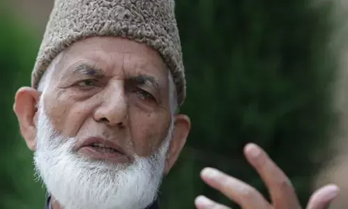 J&K : पाबंदी के बाद भी गिलानी को मिल रही थी इंटरनेट सुविधा, BSNL के 2 कर्मचारी सस्पेंड