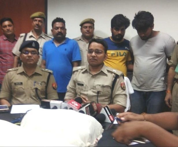 मादक पदार्थों की तस्करी करने वाले तीन तस्करों को नोएडा पुलिस ने पकड़ा मादक पदार्थों की तस्करी करने वाले तीन तस्करों को नोएडा पुलिस ने पकड़ा