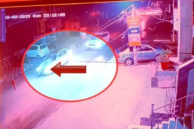 कार पर लटके सिपाही को लेकर दौड़ता रहा कार चालक, और फिर .... कार पर लटके सिपाही को लेकर दौड़ता रहा कार चालक, और फिर ....