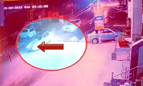 कार पर लटके सिपाही को लेकर दौड़ता रहा कार चालक, और फिर .... कार पर लटके सिपाही को लेकर दौड़ता रहा कार चालक, और फिर ....