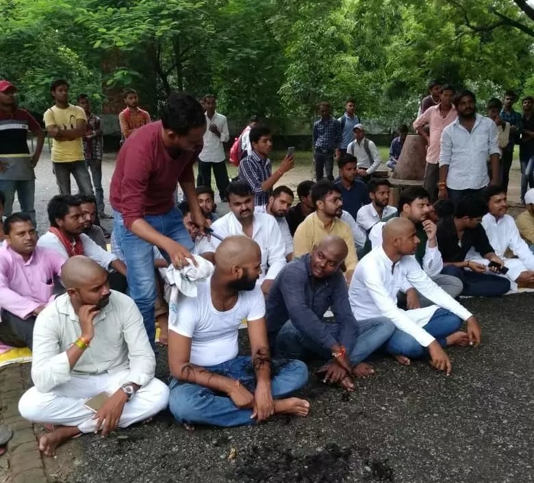 छात्रों ने मुंडन करवाकर छात्रपरिषद का किया विरोध, छात्रसंघ बहाली के लिए बुलंद की आवाज छात्रों ने मुंडन करवाकर छात्रपरिषद का किया विरोध, छात्रसंघ बहाली के लिए बुलंद की आवाज