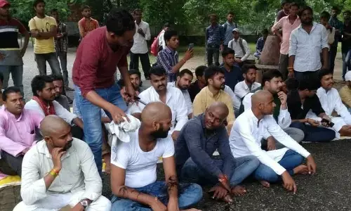 छात्रों ने मुंडन करवाकर छात्रपरिषद का किया विरोध, छात्रसंघ बहाली के लिए बुलंद की आवाज छात्रों ने मुंडन करवाकर छात्रपरिषद का किया विरोध, छात्रसंघ बहाली के लिए बुलंद की आवाज