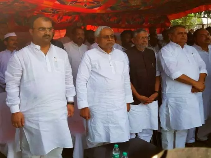 मुख्यमंत्री के सामने दी गई पूर्व मुख्यमंत्री को सलामी, गार्ड ऑफ ऑनर देते वक्त पुलिस की फजीहत नहीं चली कोई बंदूक! मुख्यमंत्री के सामने दी गई पूर्व मुख्यमंत्री को सलामी, गार्ड ऑफ ऑनर देते वक्त पुलिस की फजीहत नहीं चली कोई बंदूक!