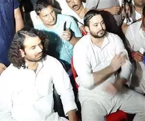 फिर से बनेगा दूध मार्केट के आश्वासन के बाद बारिश में भी डटे तेजप्रताप और तेजस्वी का धरना तोड़ा