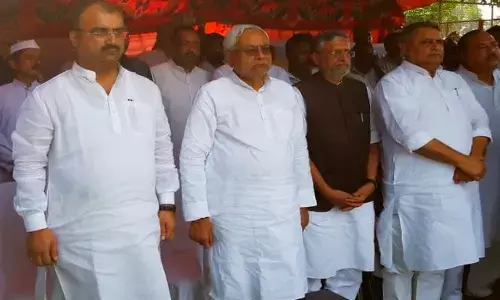 मुख्यमंत्री के सामने दी गई पूर्व मुख्यमंत्री को सलामी, गार्ड ऑफ ऑनर देते वक्त पुलिस की फजीहत नहीं चली कोई बंदूक!