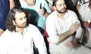 फिर से बनेगा दूध मार्केट के आश्वासन के बाद बारिश में भी डटे तेजप्रताप और तेजस्वी का धरना तोड़ा