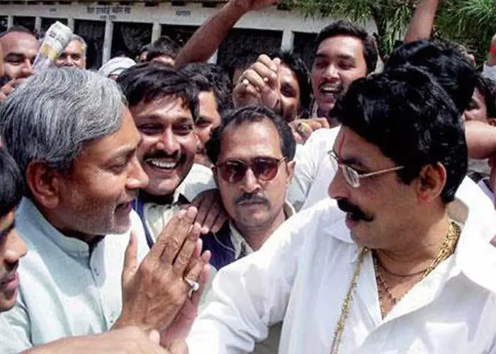 बिहार पुलिस देखती रह गई और अनंत सिंह ने दिल्ली के साकेत कोर्ट में कर दिया सरेंडर बिहार पुलिस देखती रह गई और अनंत सिंह ने दिल्ली के साकेत कोर्ट में कर दिया सरेंडर