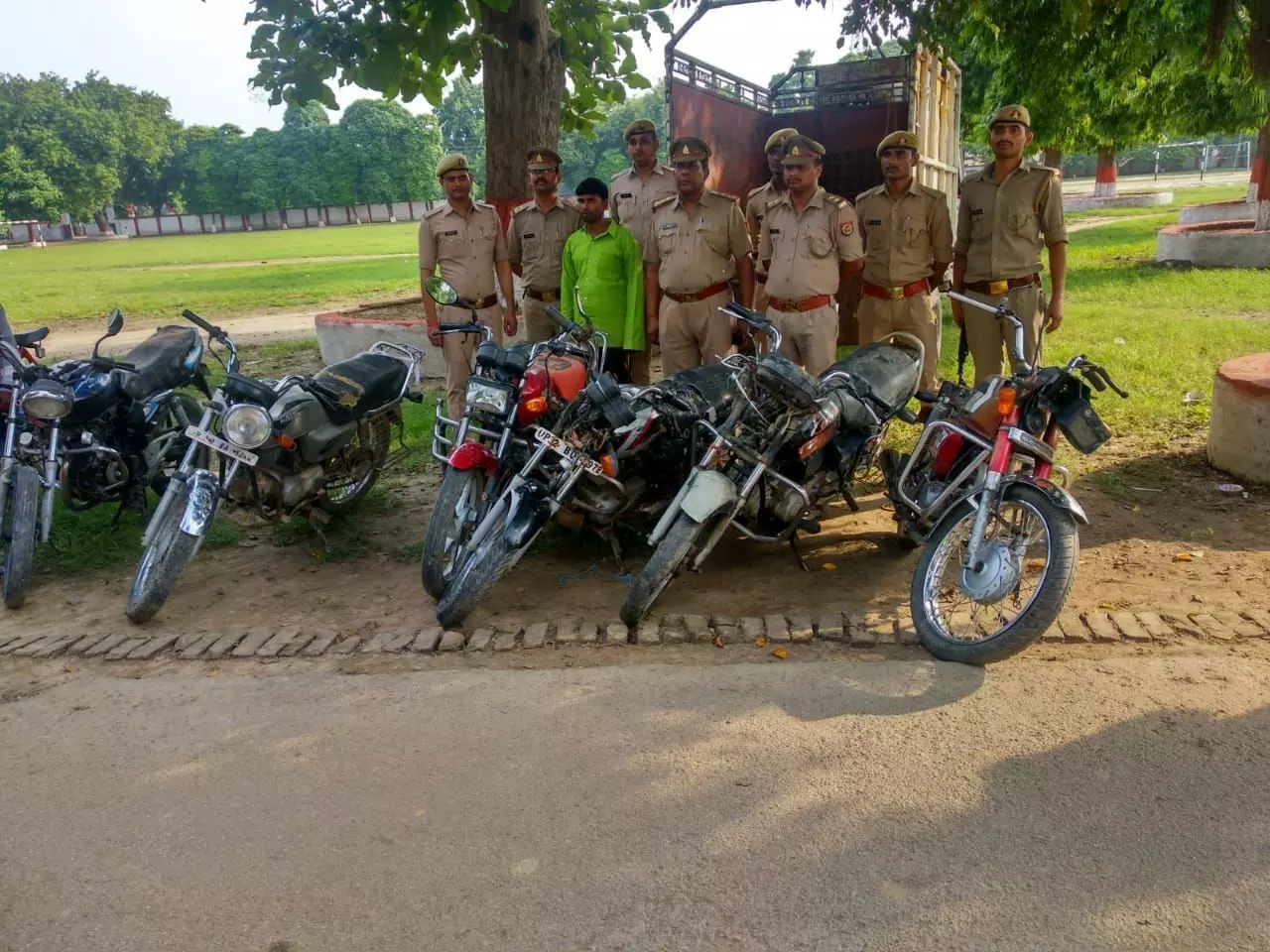 बाराबंकी: 25 हजार रुपये का वांछित इनामिया वाहन चोर से चोरी की तीन मोटरसाईकिल बरामद