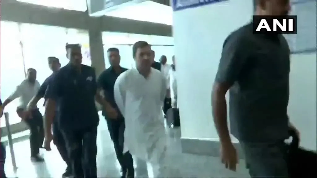 जम्मू कश्मीर में विपक्षी नेताओं के साथ गये जाने माने महिला पत्रकारों की हुई पिटाई