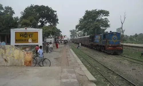 छपरा: दारोगा और सिपाही हत्याकांड के आरोपियों की गिरफ्तारी के लिए कार्रवाई तेज, थानाध्यक्ष ने चस्पाया गिरफ्तारी वारंट