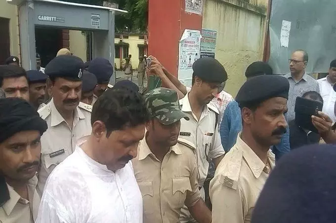 कोर्ट में पेशी के बाद हिरासत में भेजे गए अनंत सिंह पटना की बेऊर जेल कोर्ट में पेशी के बाद हिरासत में भेजे गए अनंत सिंह पटना की बेऊर जेल