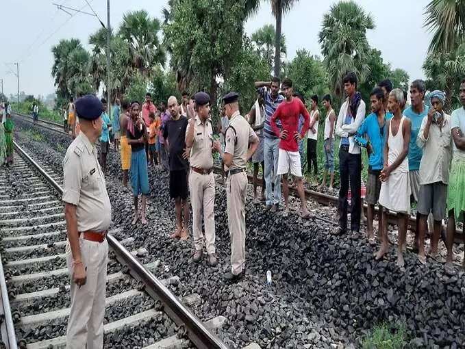 चार बच्‍चों संग मां चलती ट्रेन के आगे कूदी मां, महिला और तीन बच्चों की मौत, एक बच्‍चा गंभीर