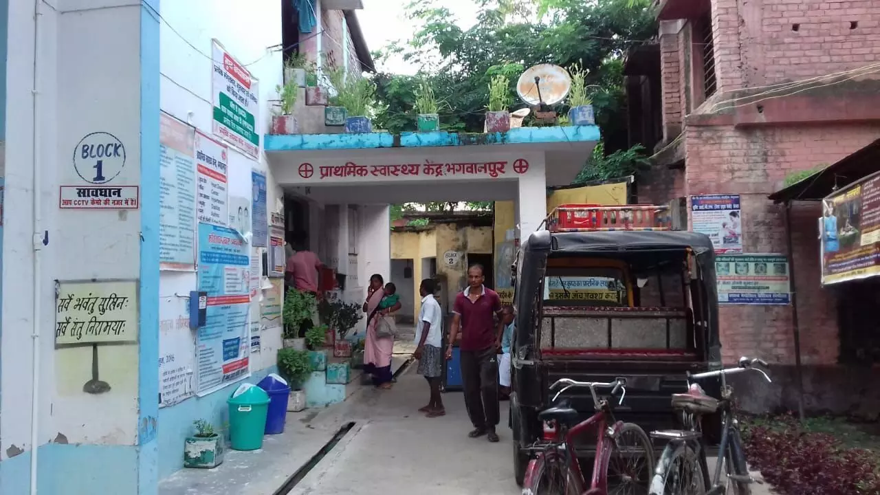 भौरें के काटने से 5 जख्मी, बेड के अभाव के कारण पुरुष मरीज को पीएचसी के गेट पर हो रहा है इलाज