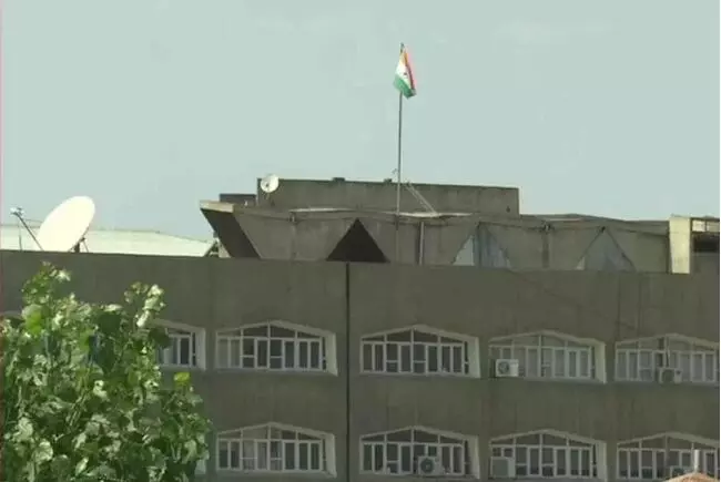 श्रीनगरः सचिवालय भवन पर लगे जम्मू-कश्मीर के झंडे को उतार कर लहरा दिया तिरंगा