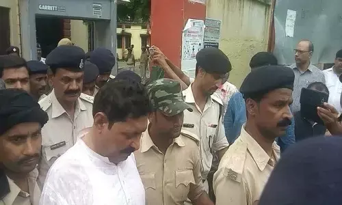 कोर्ट में पेशी के बाद हिरासत में भेजे गए अनंत सिंह पटना की बेऊर जेल कोर्ट में पेशी के बाद हिरासत में भेजे गए अनंत सिंह पटना की बेऊर जेल