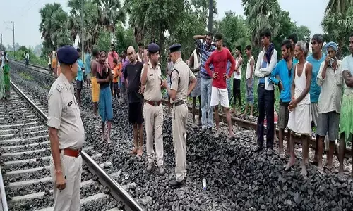 चार बच्चों संग मां चलती ट्रेन के आगे कूदी मां, महिला और तीन बच्चों की मौत, एक बच्चा गंभीर चार बच्चों संग मां चलती ट्रेन के आगे कूदी मां, महिला और तीन बच्चों की मौत, एक बच्चा गंभीर