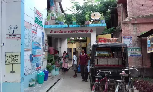 भौरें के काटने से 5 जख्मी, बेड के अभाव के कारण पुरुष मरीज को पीएचसी के गेट पर हो रहा है इलाज भौरें के काटने से 5 जख्मी, बेड के अभाव के कारण पुरुष मरीज को पीएचसी के गेट पर हो रहा है इलाज